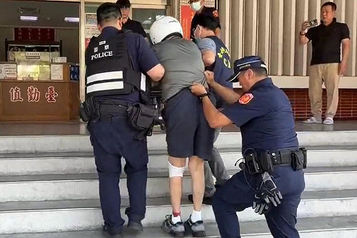台南8旬翁涉縱火持斧傷人搶救護車 法院裁准收押