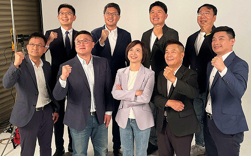(影)何欣純合體議員參選人拍形象照 幕後花絮展現「台中隊」創新活力