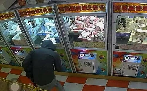 士林娃娃機大盜落網！偷一半遭巡邏員警當場逮捕 竊盜罪送辦