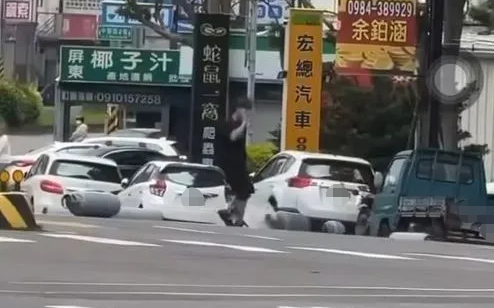 新竹驚悚畫面曝！貨車司機「叼菸」搶救外洩瓦斯桶驚呆網友