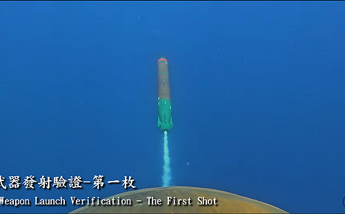 （影）超震撼！ 台船釋海鯤號發射2枚操雷震撼影像 交艦進入倒數階段