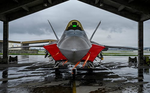 美軍F-22猛禽戰機抵達日本嘉手納空軍基地  強化印太地區威懾力量 