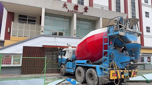 水泥車疑手煞車異常　撞擊世新大學大禮堂駕駛輕傷