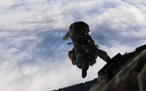 英軍空降全球最偏遠島嶼！緊急運送醫療物資應對疑似漢他病毒
