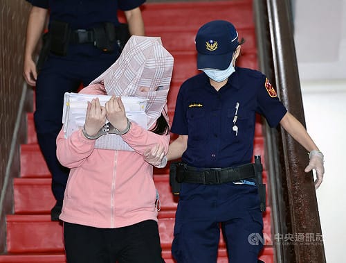 張淑晶被提解出庭　不想被拍攝套上粉紅格紋頭套
