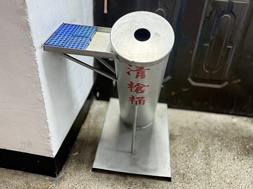 高雄員警清槍誤擊發子彈遭記過　所長連帶申誡