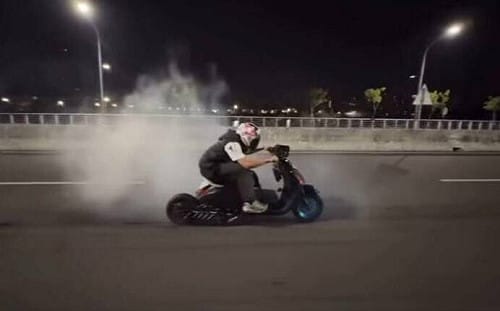 高中生借改裝車「燒胎」PO網！警逮人下場曝   網轟：太囂張  