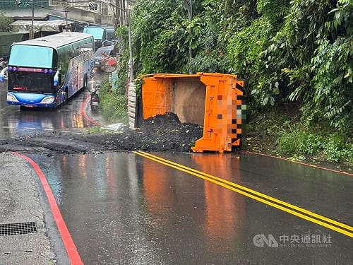 新店砂石車疑煞車失靈撞巴士　8人輕傷送醫