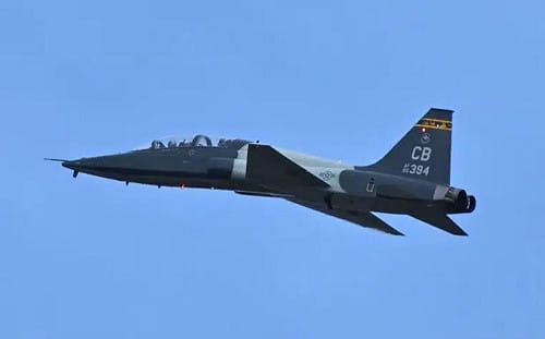 美國空軍T-38C教練機在阿拉巴馬州墜毀 兩名飛行員安全彈射 