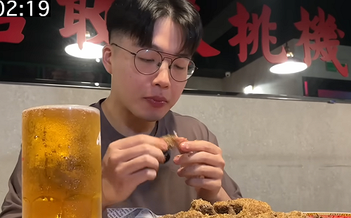 吃貨豪豪挑戰「雞翅大胃王」遭刁難？餐廳要求「重啃骨頭、付千元低消」遭炎上
