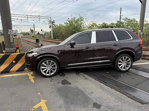 8旬翁駕車疑精神不佳　撞彰化花壇平交道護欄
