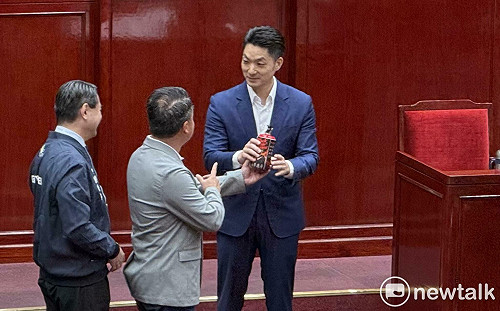 綠徵召沈伯洋出戰　民眾黨團贈蔣萬安「防熊噴霧」：不要輕敵 