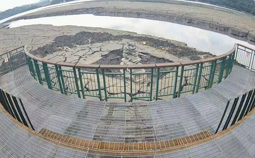 鋒面大補水！日月潭水位飆至76.5％ 九蛙疊像旁喜見明顯「水道」
