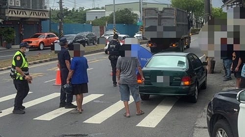 8旬婦高雄路口疑閃違停　與大貨車擦撞傷重身亡