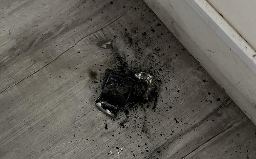 隨身電源突起火燙人！苦主曬殘骸照急勸世　網友見照怒轟：又是「它」
