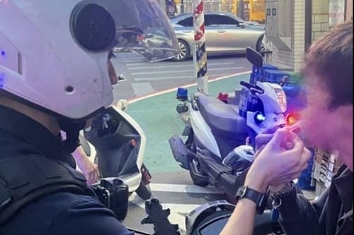 桃警網巡發現騎士疑毒駕　循線逮人查獲喪屍煙彈