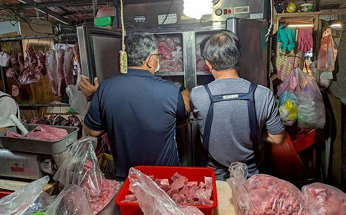 高雄燕巢豬肉攤驚現老鼠啃豬頭！網直呼：噁心 衛生局要查了