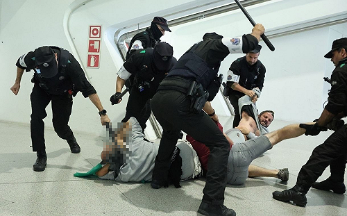 (影) 挺巴人士被西國警暴打！社運人士大鬧機場遭鎮壓 以卻嘲諷：充滿虛偽