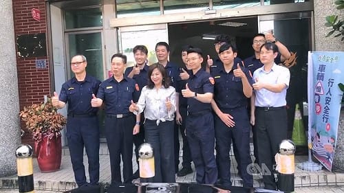 基隆7警查毒受傷　邱佩琳、童子瑋赴派出所慰問