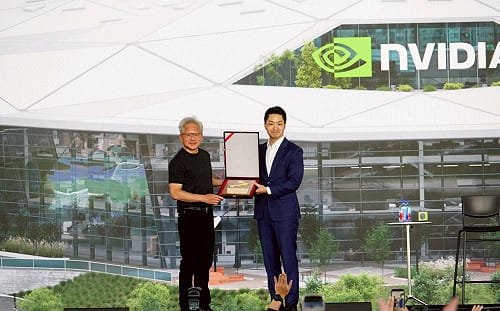 蔣萬安贈市鑰　黃仁勳問「門在哪」笑稱可開每一扇門 