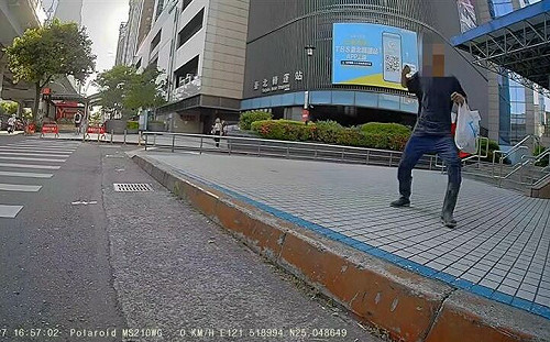 台北轉運站爆隨機攻擊！遭陌生男「丟石頭砸車」 大學生PO網提醒 
