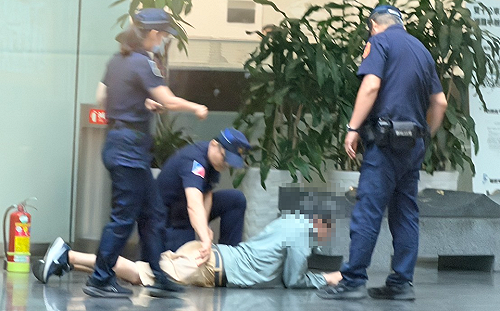 (影)台中市府驚傳暴力攻擊！男子持球棒闖社會局狂砸設備　現場民眾嚇壞