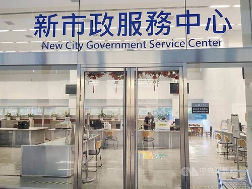 男子持球棒闖台中市府1樓砸電腦 遭警壓制帶回