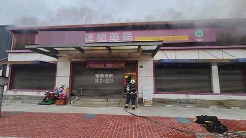 苗栗竹南藥局竄濃煙　消防破門灌救
