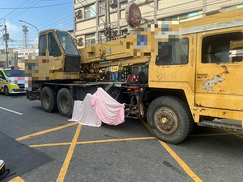 清晨穿越道路遭吊車撞上　台南8旬婦當場死亡