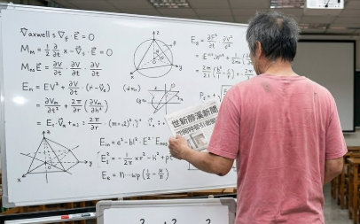 神展開！醉男闖世新講台「解畢氏定理」後瀟灑離開 網友疑：難道是隱形高手？