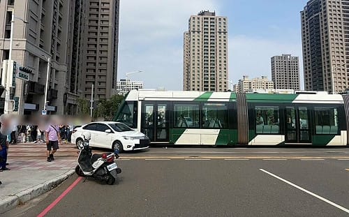 轎車闖紅燈撞上高雄輕軌 女駕駛遭法辦、捷運公司也擬求償