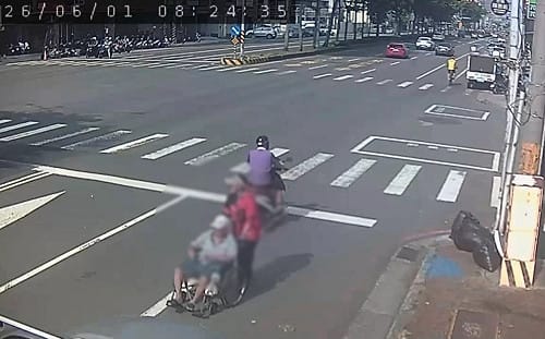 推輪椅帶老人逆向衝快車道！網批：根本在玩命 警方要開罰