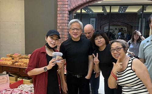 黃仁勳再訪饒河夜市！輝達影片成預告　知名餅店大排長龍
