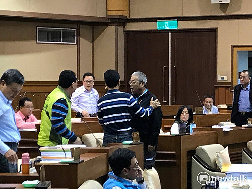 市政報告講太久？基隆市藍綠議員爆發口角衝突