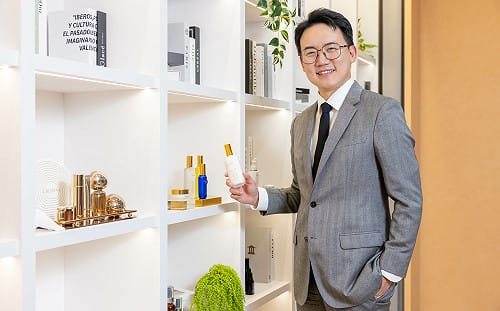 克麗緹娜2年狠關800家加盟店 挺過中國內需寒冬！42歲麗豐三代「體質改革三部曲」美容龍頭獲利低谷反彈