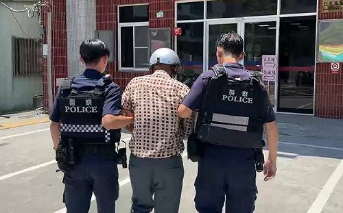 高雄街頭砍人！8旬老翁行兇後1小時落網 竟稱「認錯人」