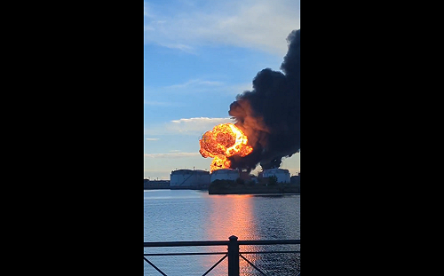(影) 聖彼得堡防空紙糊的 ! 烏軍FP-1導彈連環命中 油庫爆炸、軍艦起火