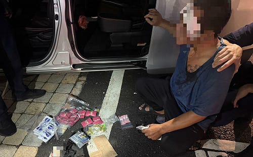 拍違停竟遭毒男追打！前鎮警攔截毒品快餐車查獲近300包毒品 