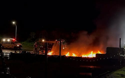 (影)火光照亮夜空！綠島民宿前21機車陷火海 不排除人為縱火