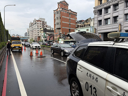 北市瞬間豪雨人孔蓋噴飛　3車壓到凹洞爆胎無人傷