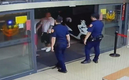 醉男失控大鬧派出所！員警「霸氣放倒」引網讚：真舒爽