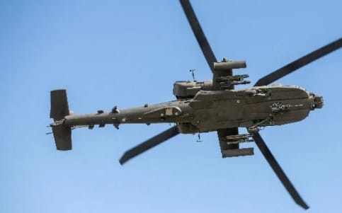 更新》美軍阿帕契直升機墜毀荷姆茲海峽 兩機組人員獲救 墜機原因調查中