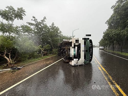 陽金公路公車側翻　司機與乘客共2人受傷送醫