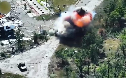 (影) 狹路成6戰車屠宰場！俄裝甲縱隊突擊遭伏擊 烏無人機、地雷聯手大收割