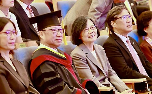 蔡英文南下高雄參加畢典與宮廟參香　民眾熱情迎接高喊「一起爬山吧」