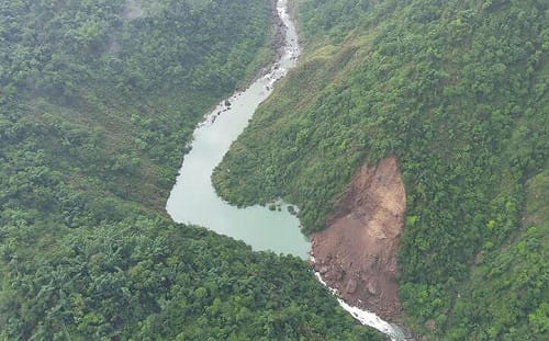 南投加走寮溪邊坡崩形成堰塞湖　估蓄水10萬公噸
