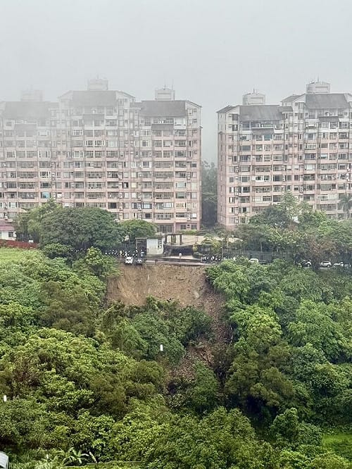 午後大雨新北新店社區前土石坍方　封路搶修中