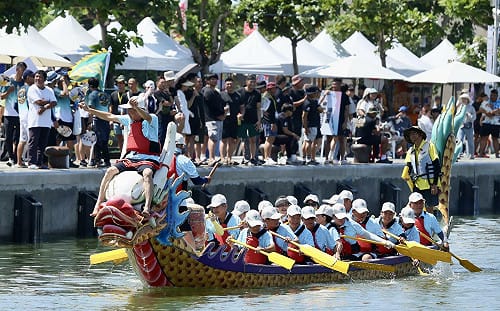 林園傳統龍舟賽熱血登場  陳其邁鳴槍、加碼萬元獎金激勵士氣 