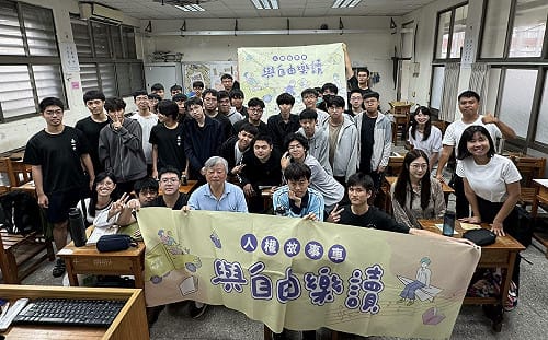 「人權故事車」赴台南一中  白恐受難者呂昱：唯有記住過去，才能走得比仇恨更遠