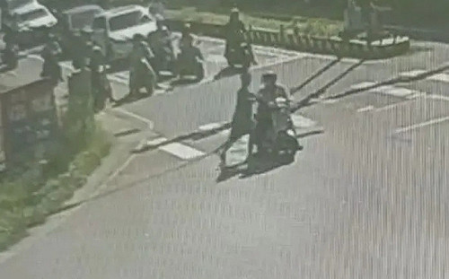 中壢驚傳隨機攻擊！女騎士突遭男子勒頸 警火速逮人